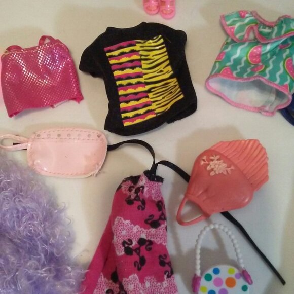 Two Barbies with clothes and accessories - 13 total pieces - Picture 7 of 8